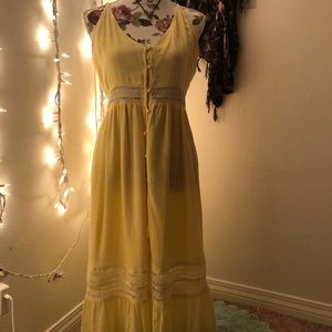 Flowy Light yellow button down dress 🌟